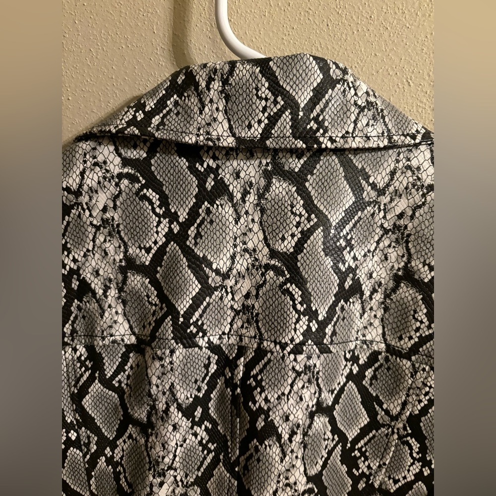 Kensie Python Snake Print Jacket (Crop) - Size Me… - image 6